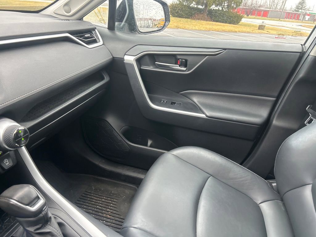 Used 2021 Toyota RAV4 XLE Premium image 17