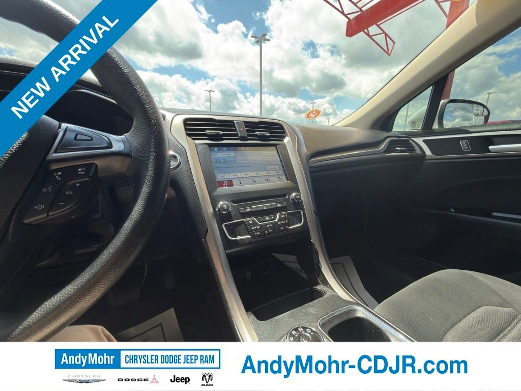 Used 2017 Ford Fusion SE w/ Fusion SE Technology Package FWD image 19