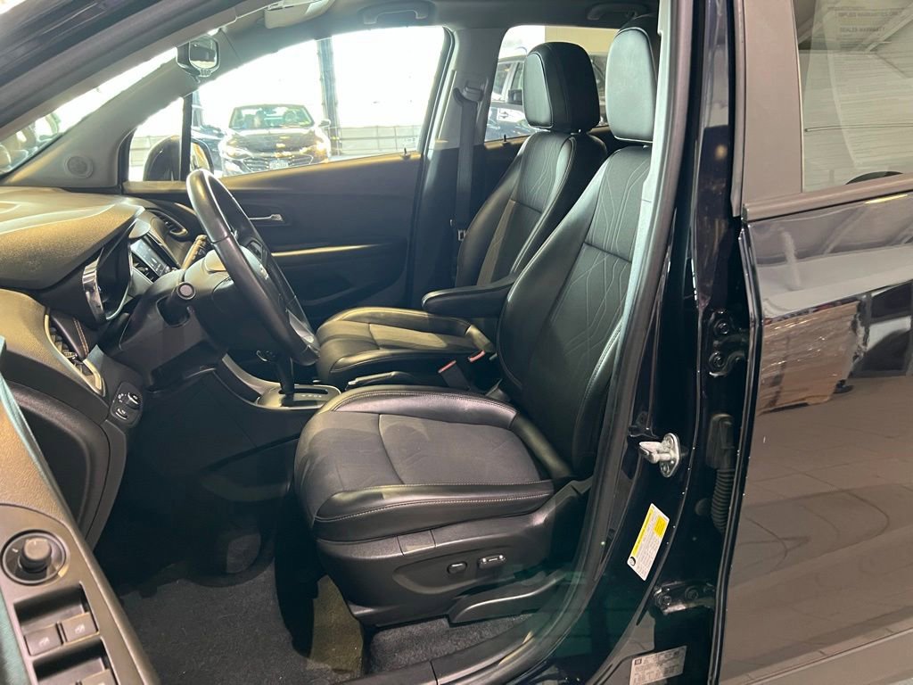 Used 2021 Chevrolet Trax LT w/ LT Convenience Package AWD/4WD image 14