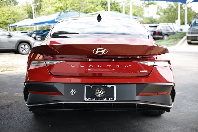Certified 2025 Hyundai Elantra Limited FWD image 9