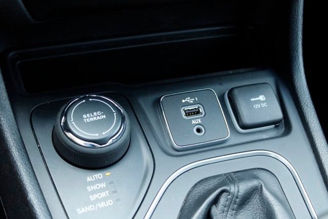Used 2021 Jeep Cherokee High Altitude AWD/4WD image 28