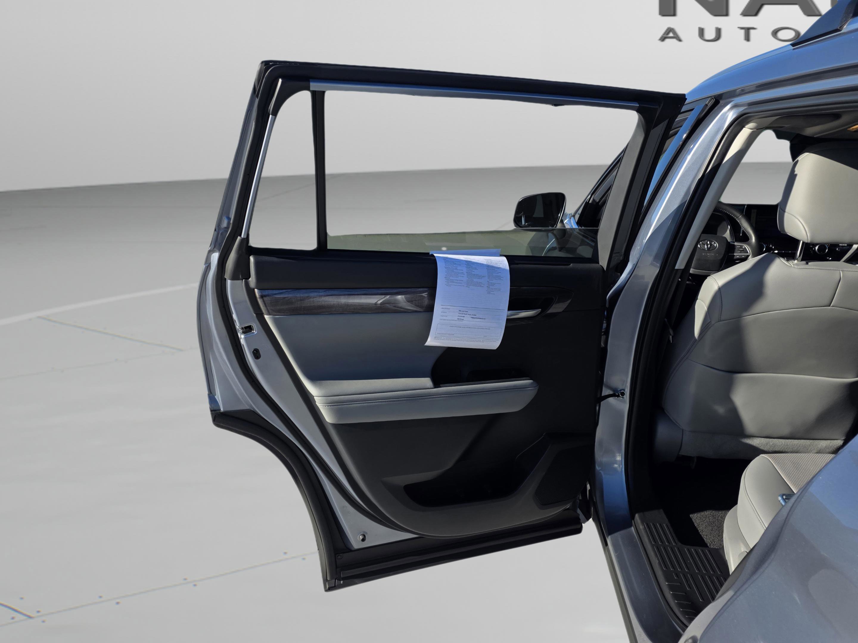 Used 2024 Toyota Highlander Platinum image 27