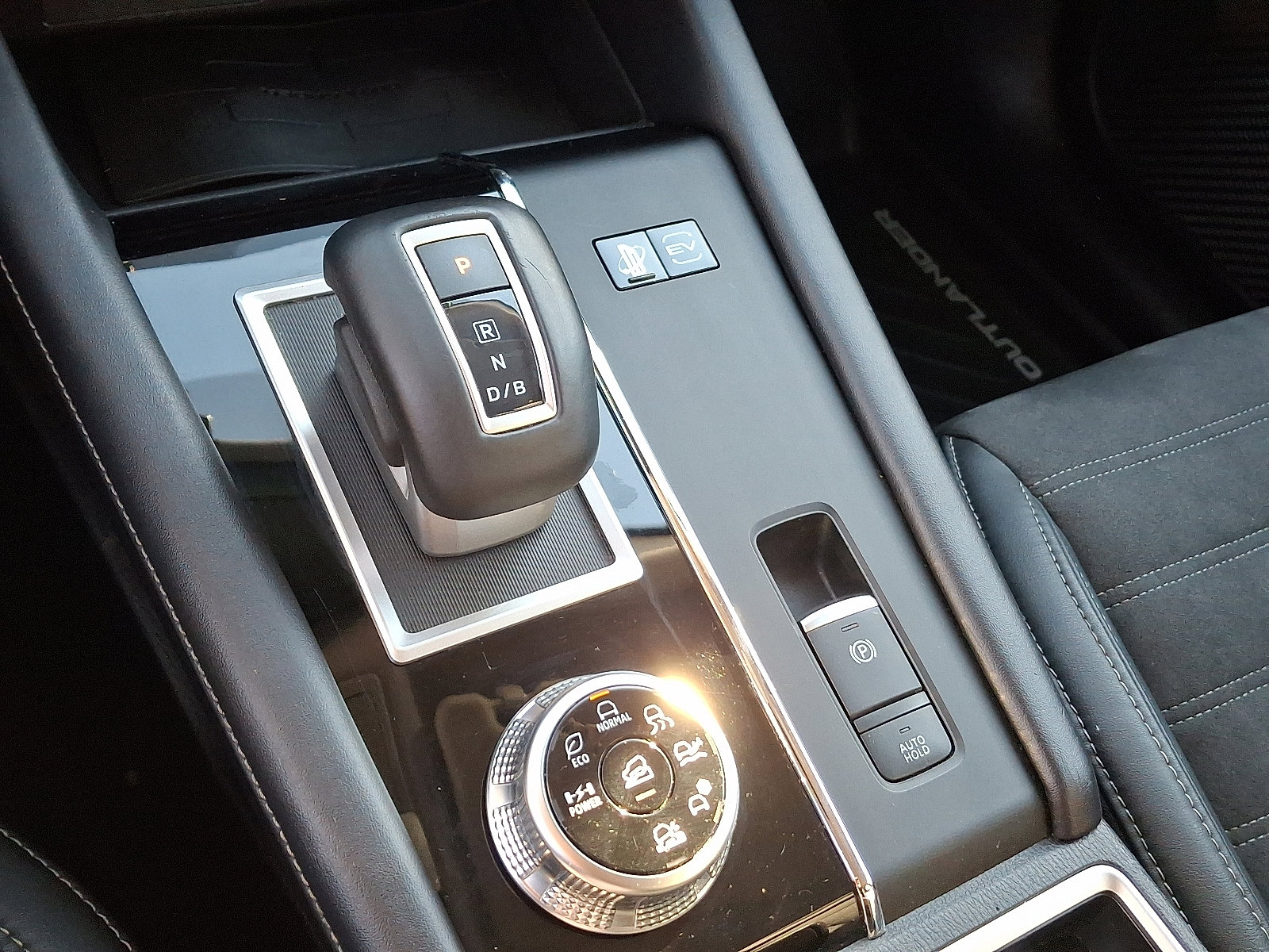 Used 2023 Mitsubishi Outlander SE image 18