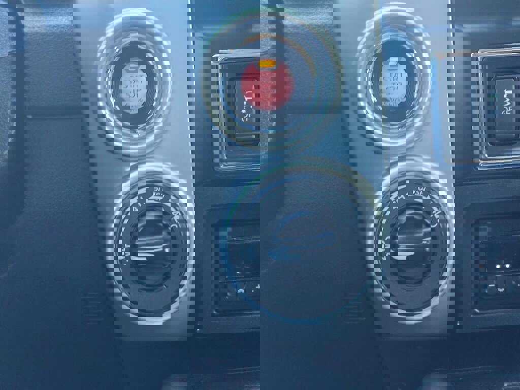 Used 2019 Nissan Titan SV w/ SV Convenience Package image 16