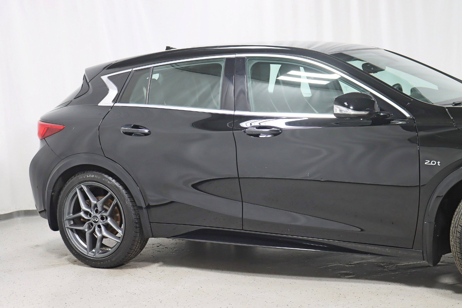 Used 2018 INFINITI QX30 Sport w/ Leather Package FWD image 3