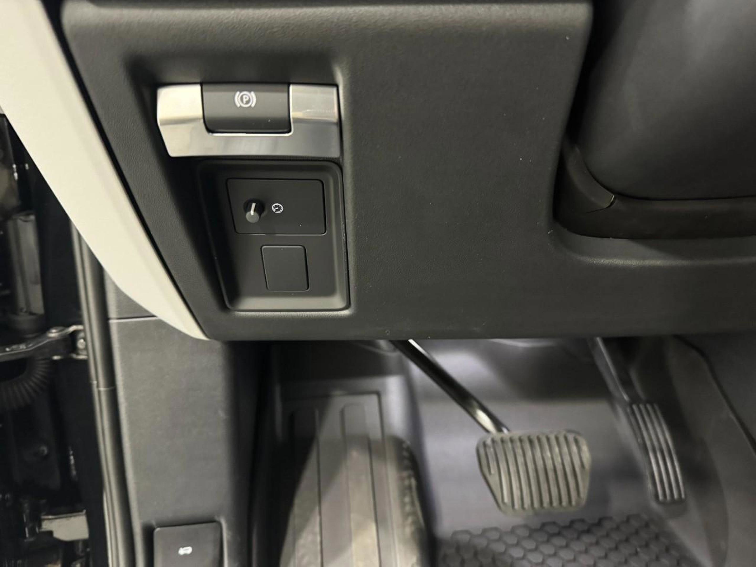 Used 2025 Land Rover Defender 110 S image 28