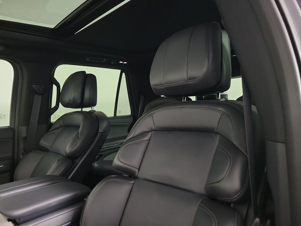 New 2025 Lincoln Navigator Reserve w/ Jet Appearance Package AWD/4WD image 18