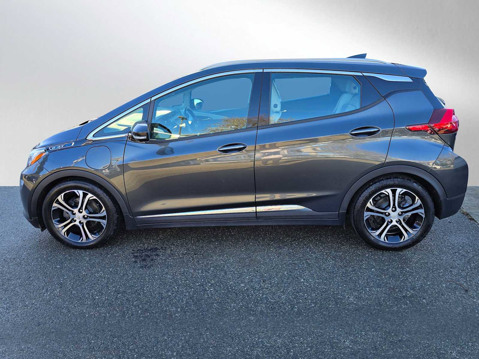 Used 2017 Chevrolet Bolt Premier w/ Driver Confidence II Package image 6