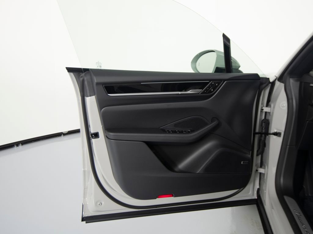 New 2026 Porsche Macan 4 Electric image 18