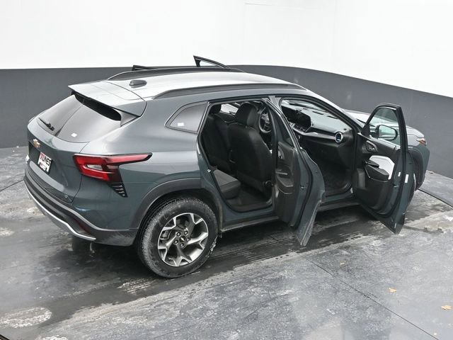 Used 2025 Chevrolet Trax LT image 64