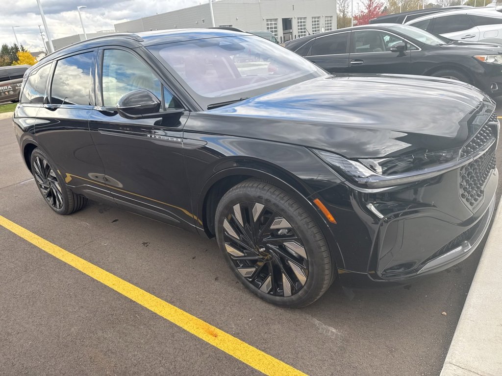 Used 2025 Lincoln Nautilus Reserve image 3