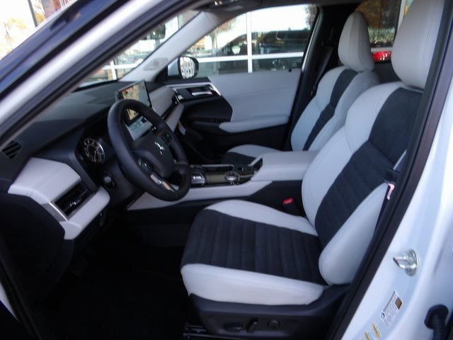 New 2025 Mitsubishi Outlander SE image 16