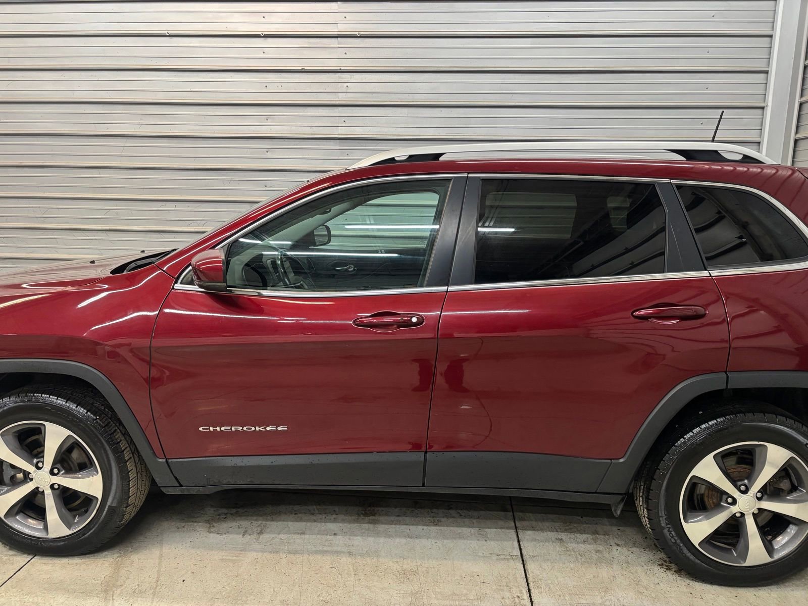 Used 2019 Jeep Cherokee Limited image 7
