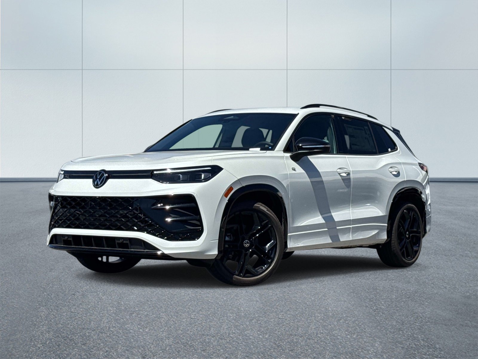 New 2026 Volkswagen Tiguan SE R-Line FWD image 1