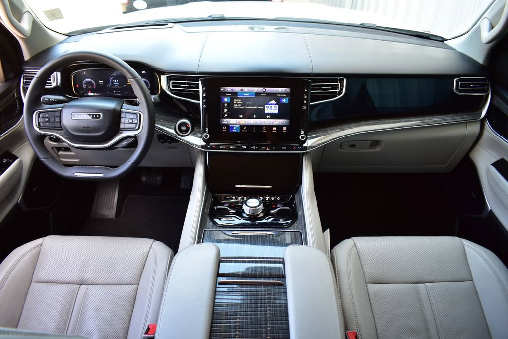 Used 2022 Jeep Wagoneer Series III w/ Premium Group I image 38