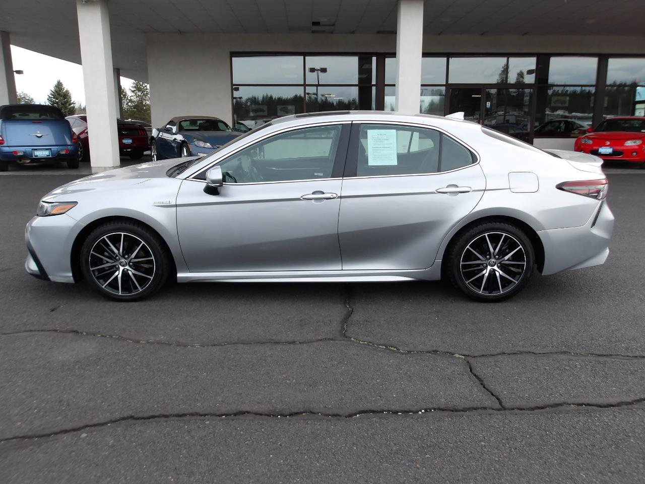 Used 2021 Toyota Camry SE w/ Audio Upgrade Package FWD image 2