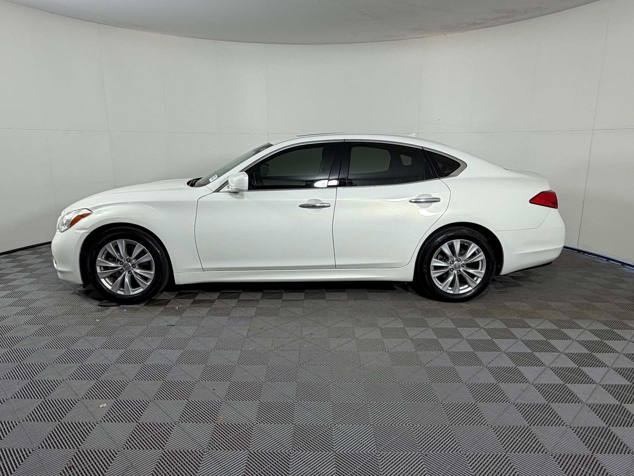 Used 2011 INFINITI M56 w/ Deluxe Touring Pkg image 2