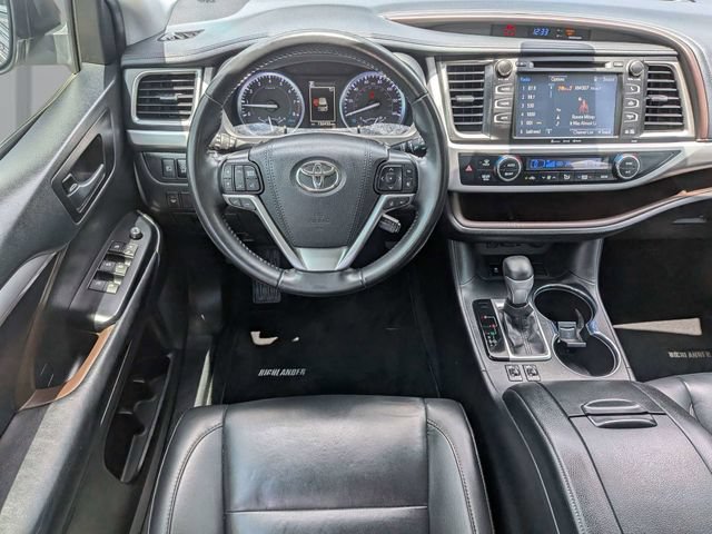 Used 2019 Toyota Highlander XLE FWD image 19