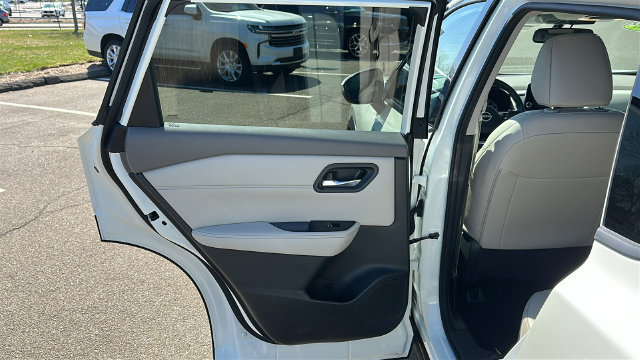 Used 2023 Nissan Rogue SL AWD/4WD image 22