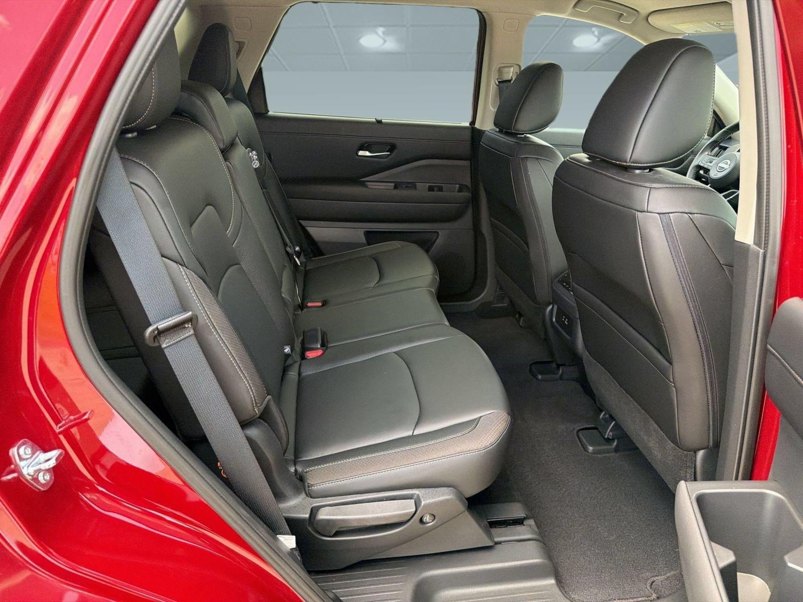 Used 2025 Nissan Pathfinder SL AWD/4WD image 30