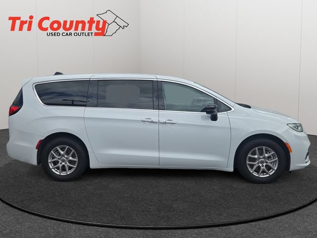 Used 2024 Chrysler Pacifica Touring-L FWD image 9