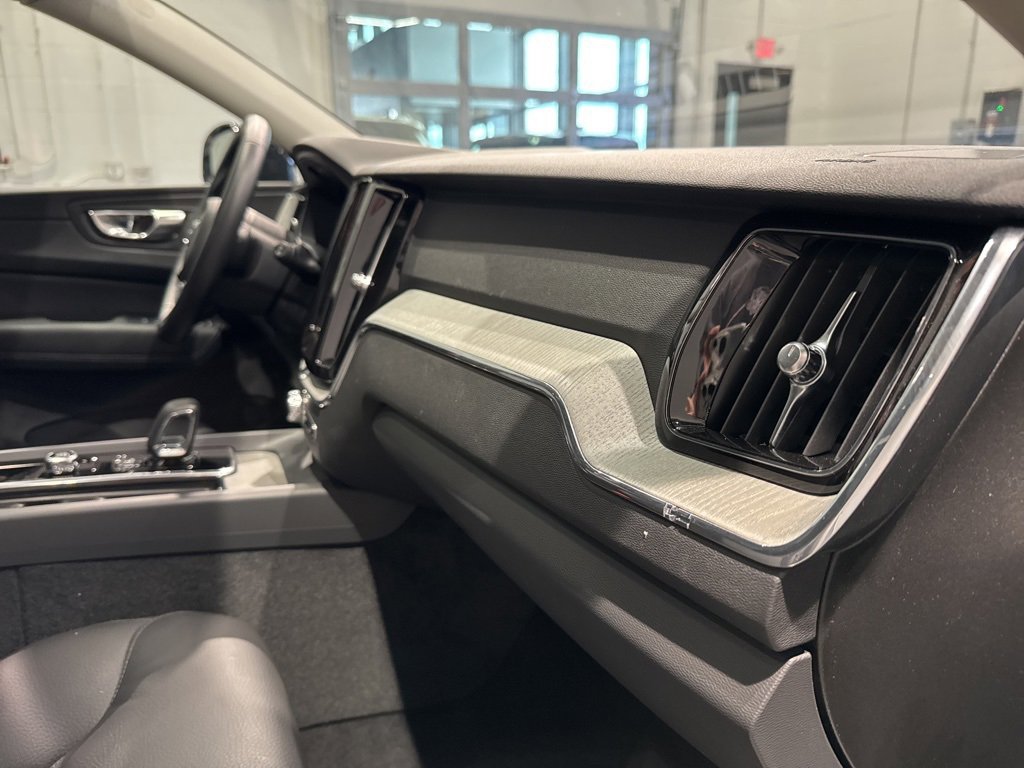 Used 2025 Volvo XC60 B5 Plus image 38