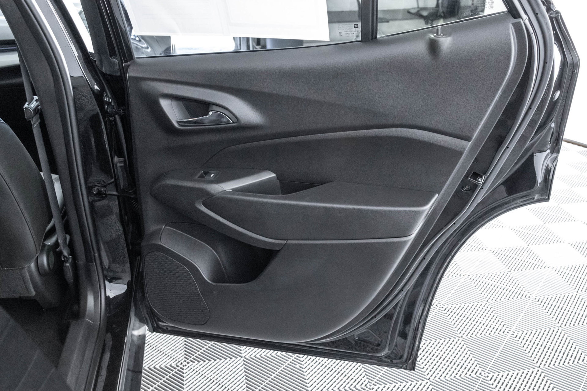 Used 2025 Chevrolet Trax LT FWD image 38