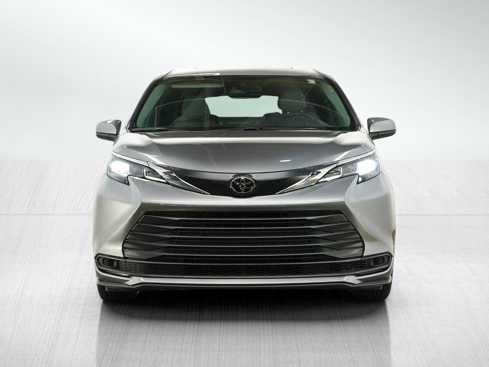 Used 2026 Toyota Sienna XLE FWD image 8