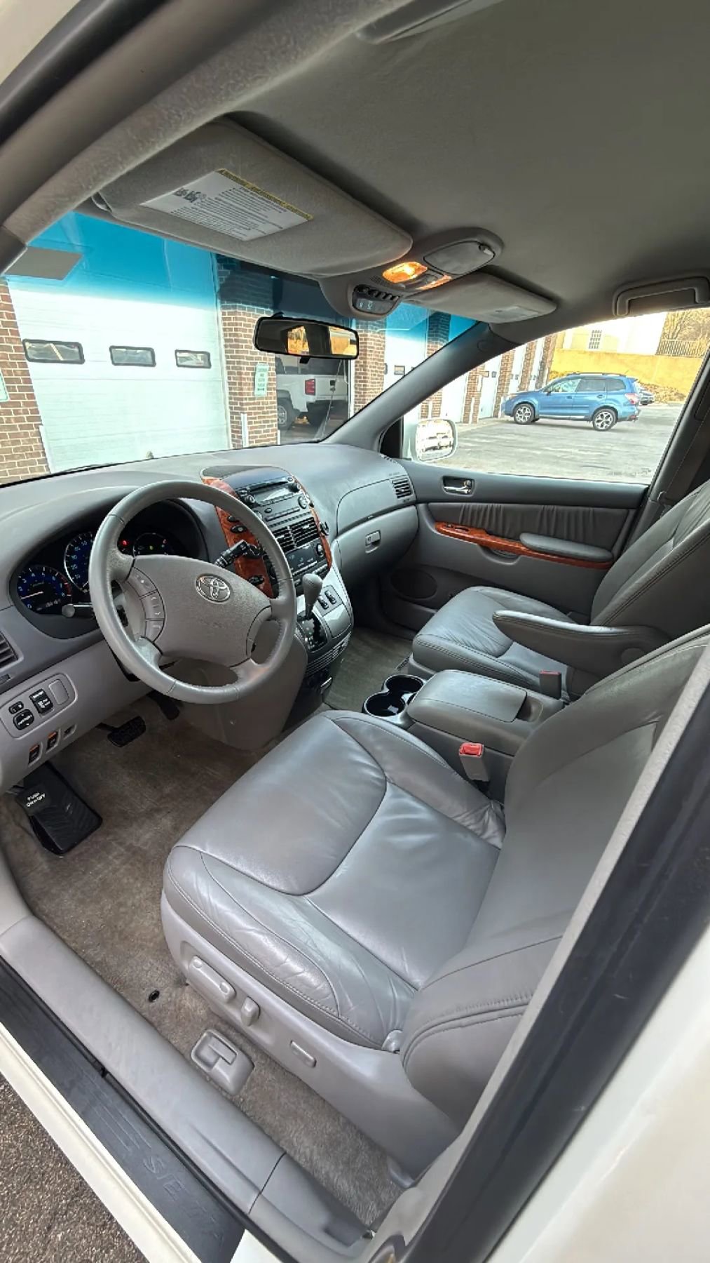 Used 2010 Toyota Sienna XLE FWD image 41