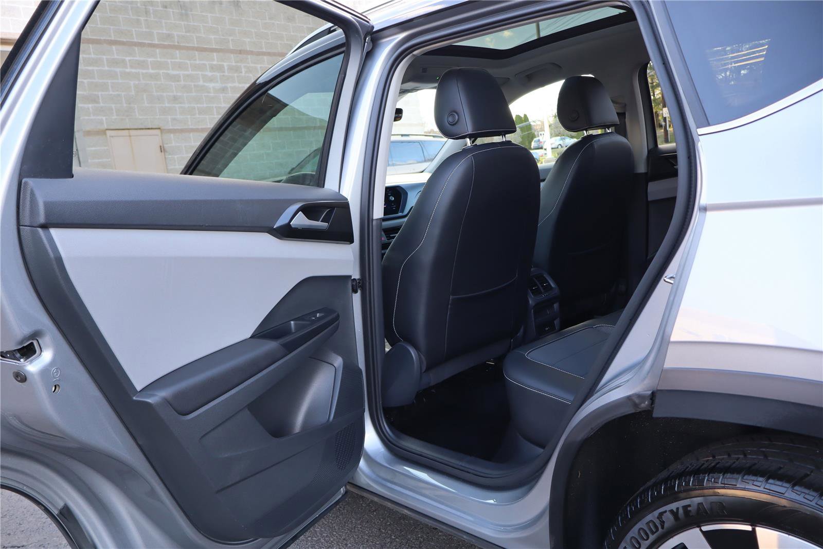 Certified 2023 Volkswagen Taos SE w/ Panoramic Sunroof Package image 24