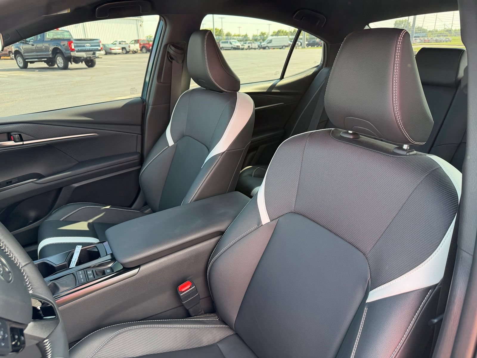Used 2025 Toyota Camry SE FWD image 12