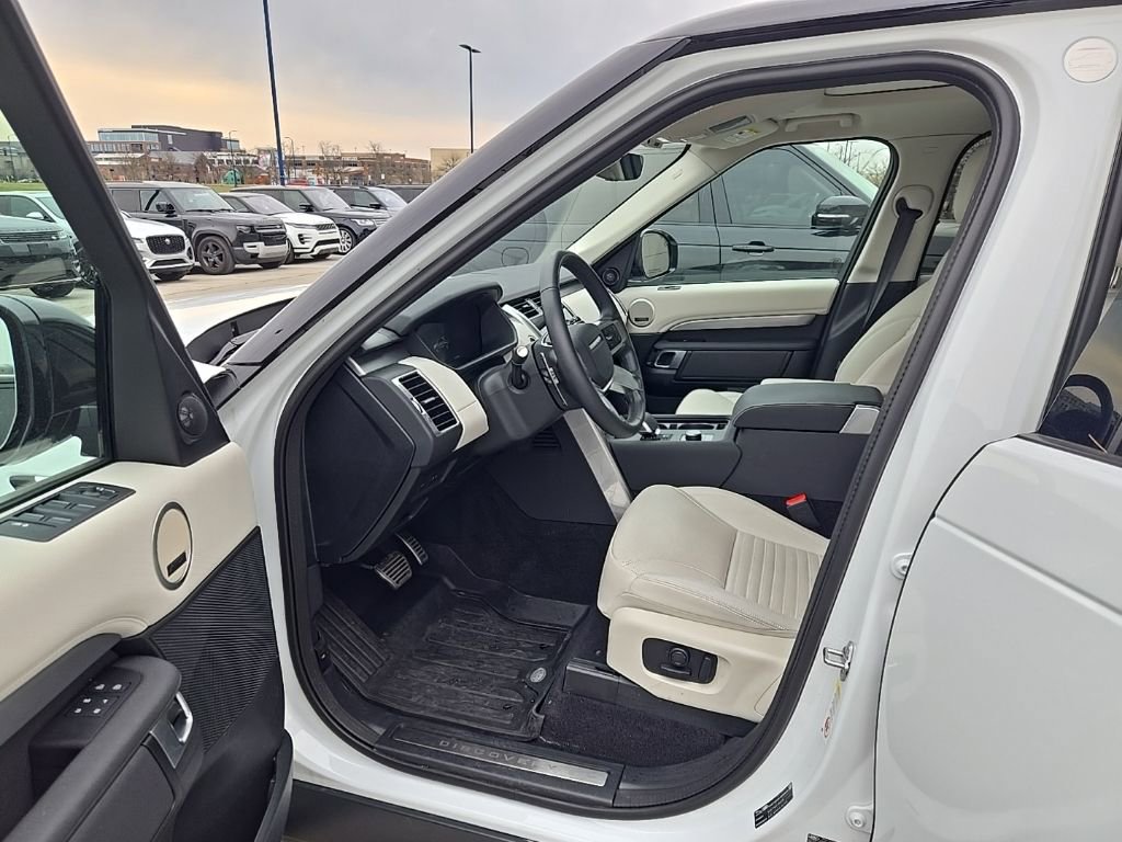 Used 2025 Land Rover Discovery Dynamic SE image 16