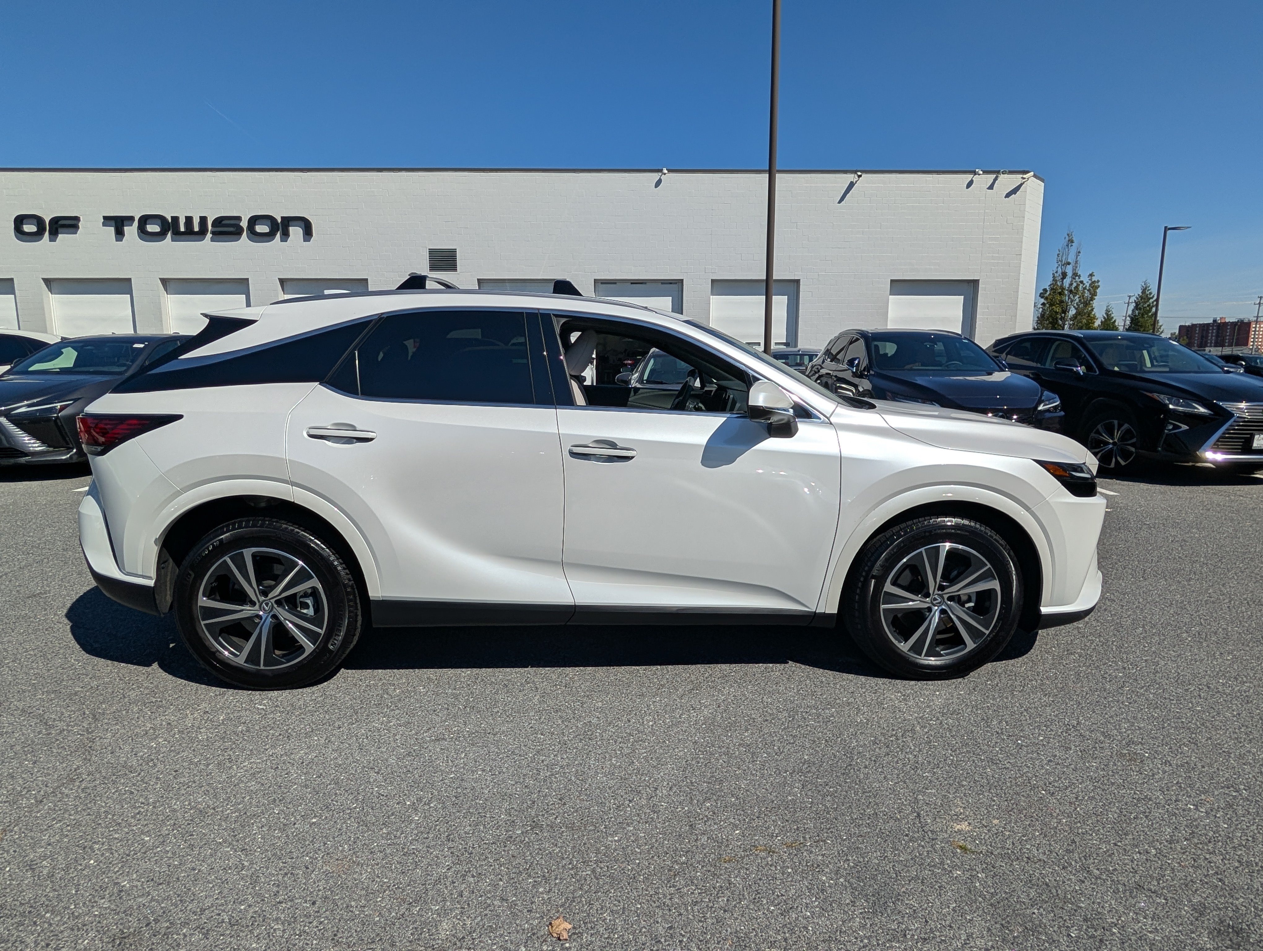 Used 2025 Lexus RX 350 Premium w/ Convenience Package AWD/4WD image 2