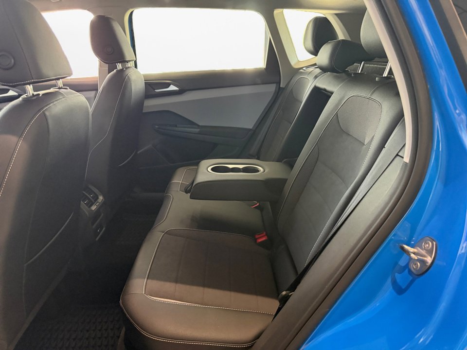 Certified 2022 Volkswagen Taos SE w/ Panoramic Sunroof Package image 16