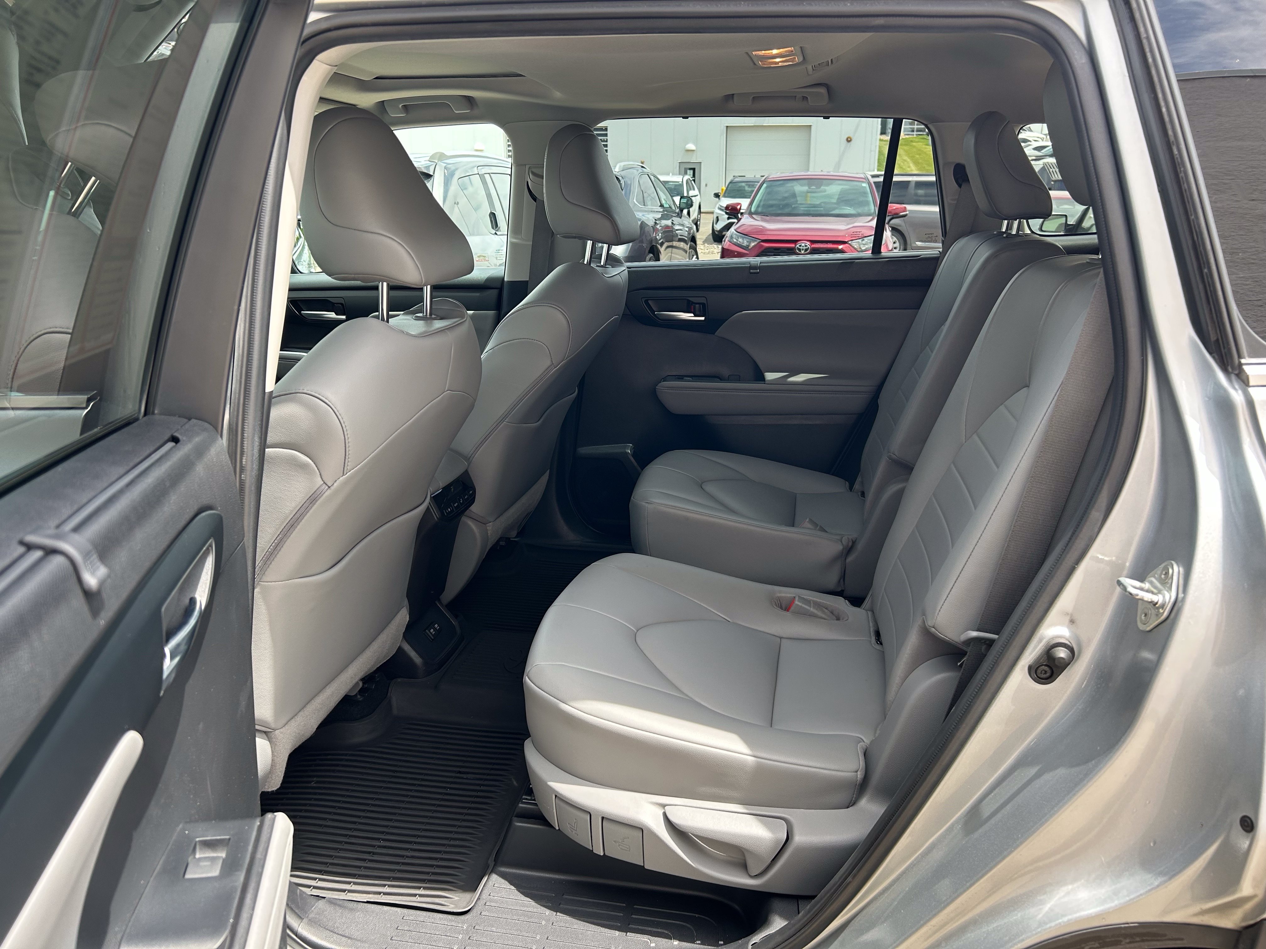 Certified 2020 Toyota Highlander XLE AWD/4WD image 17