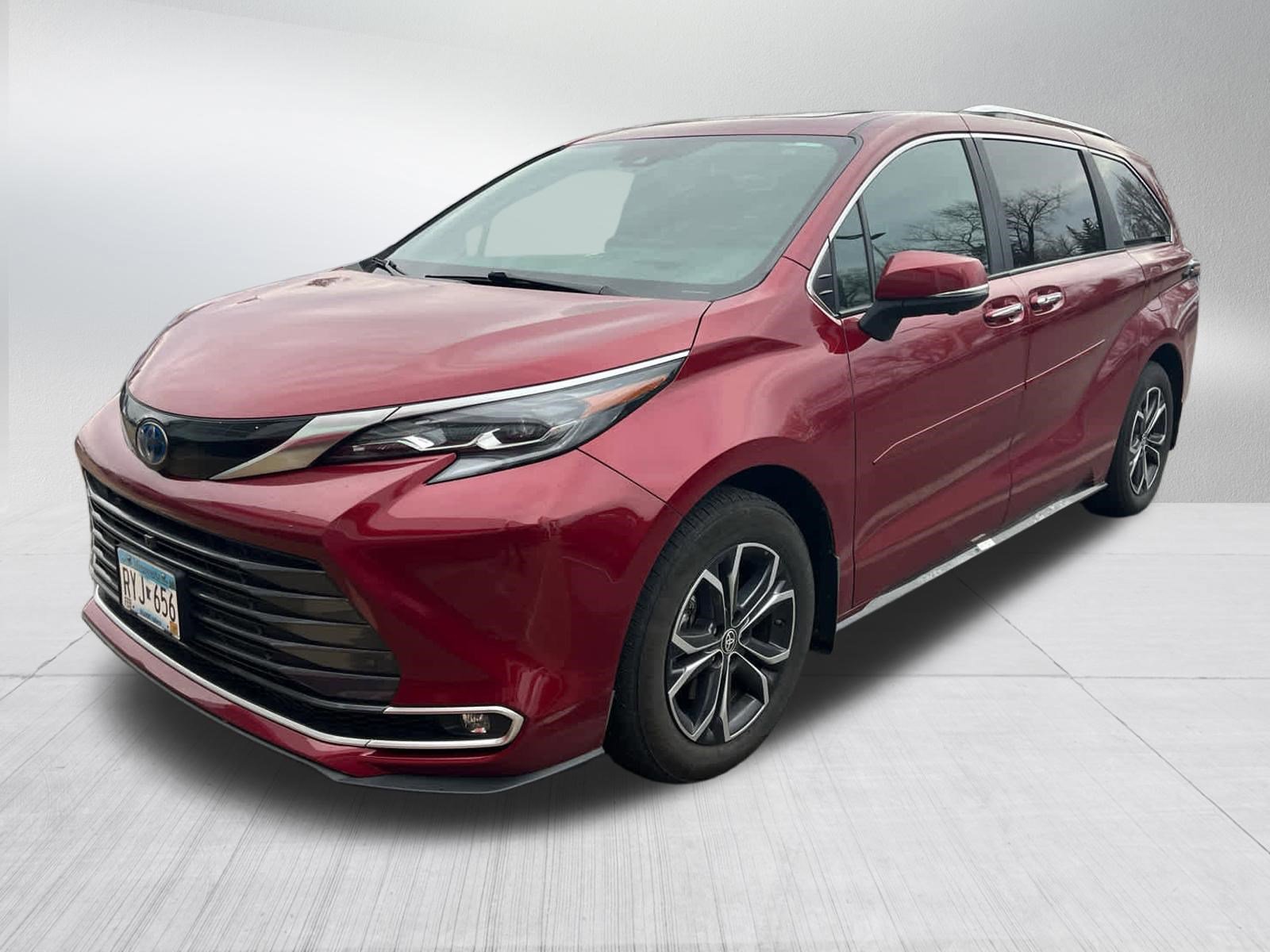 Used 2025 Toyota Sienna Platinum image 2