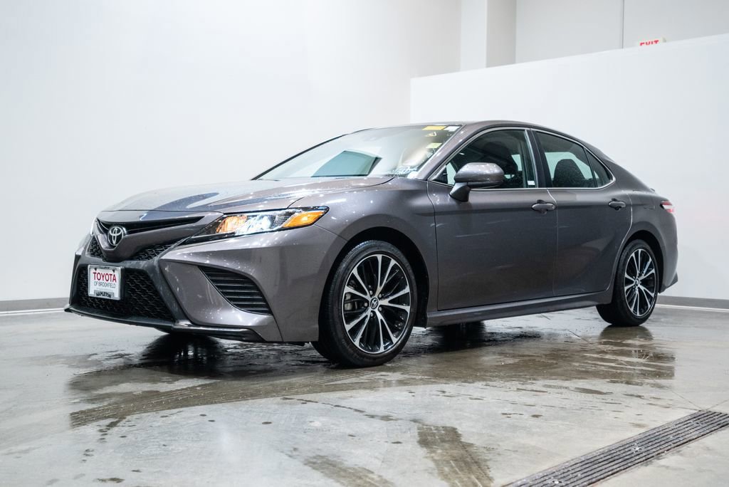 Certified 2020 Toyota Camry SE image 3