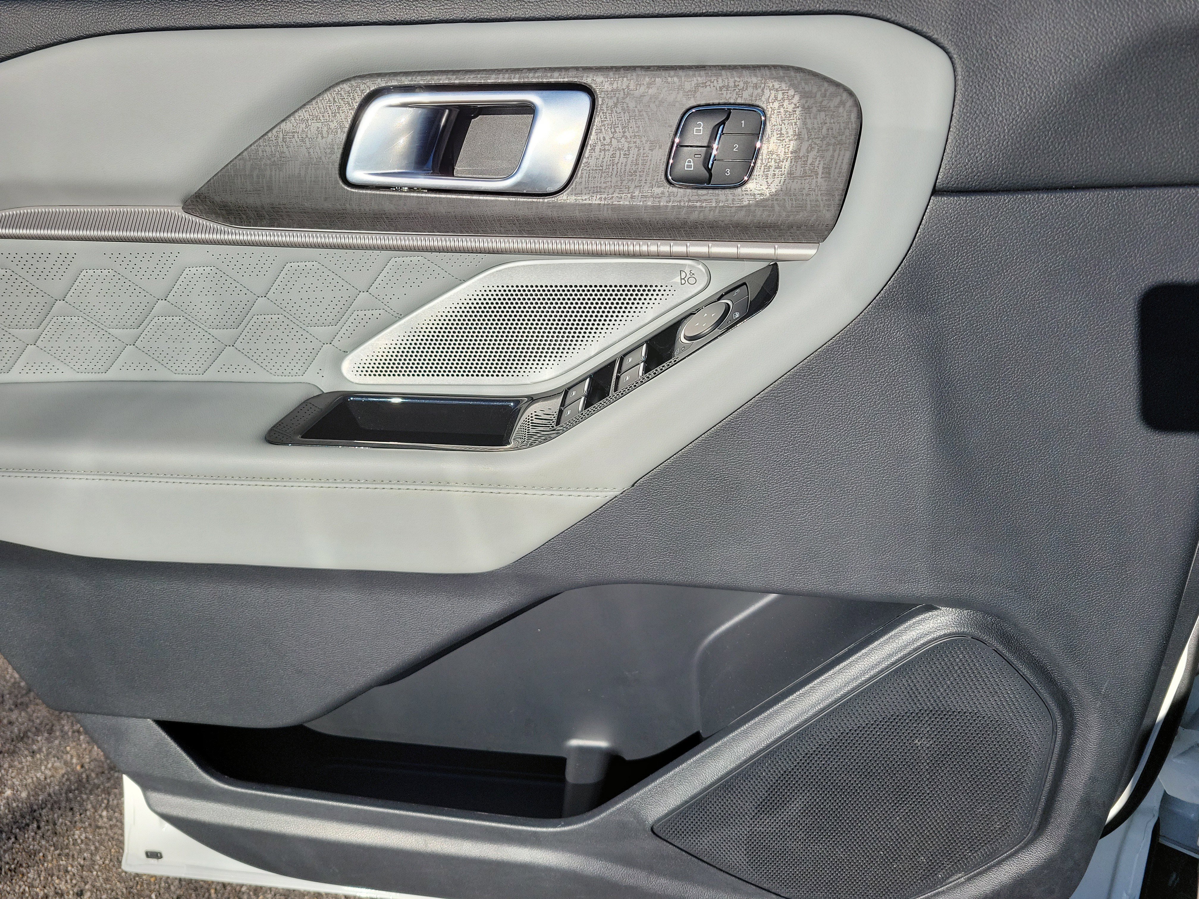 Used 2025 Ford Explorer Platinum w/ Ultimate Package image 18