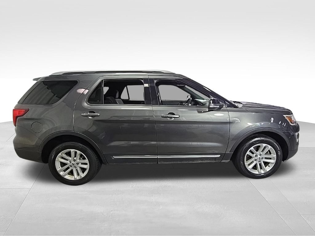 Used 2017 Ford Explorer XLT FWD image 6