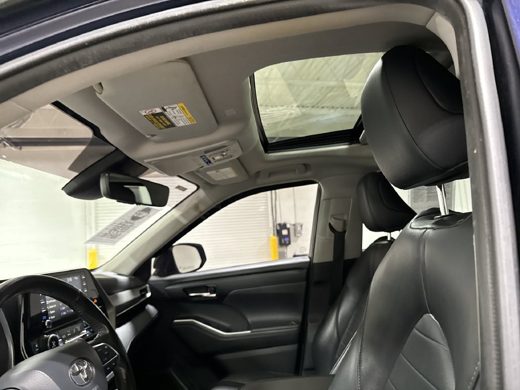Used 2020 Toyota Highlander XLE AWD/4WD image 19