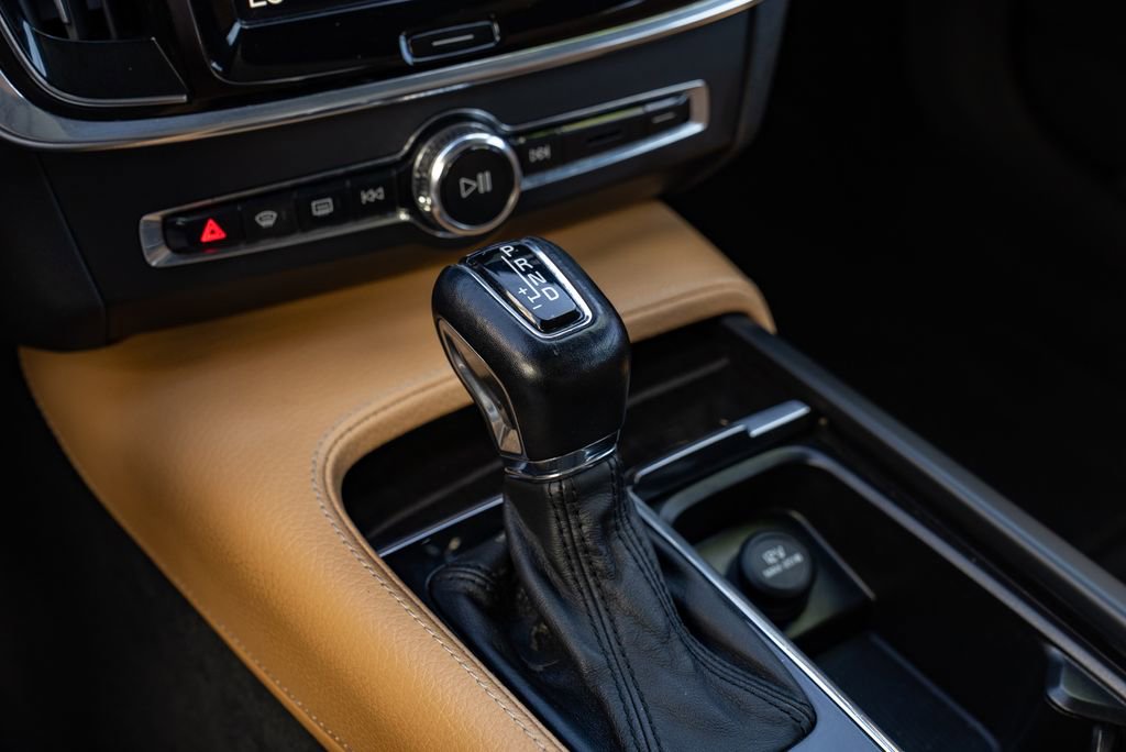 Used 2018 Volvo S90 T6 Momentum w/ Convenience Package image 19