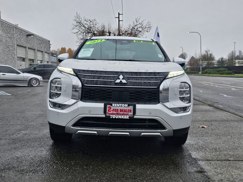 Used 2024 Mitsubishi Outlander SE image 2