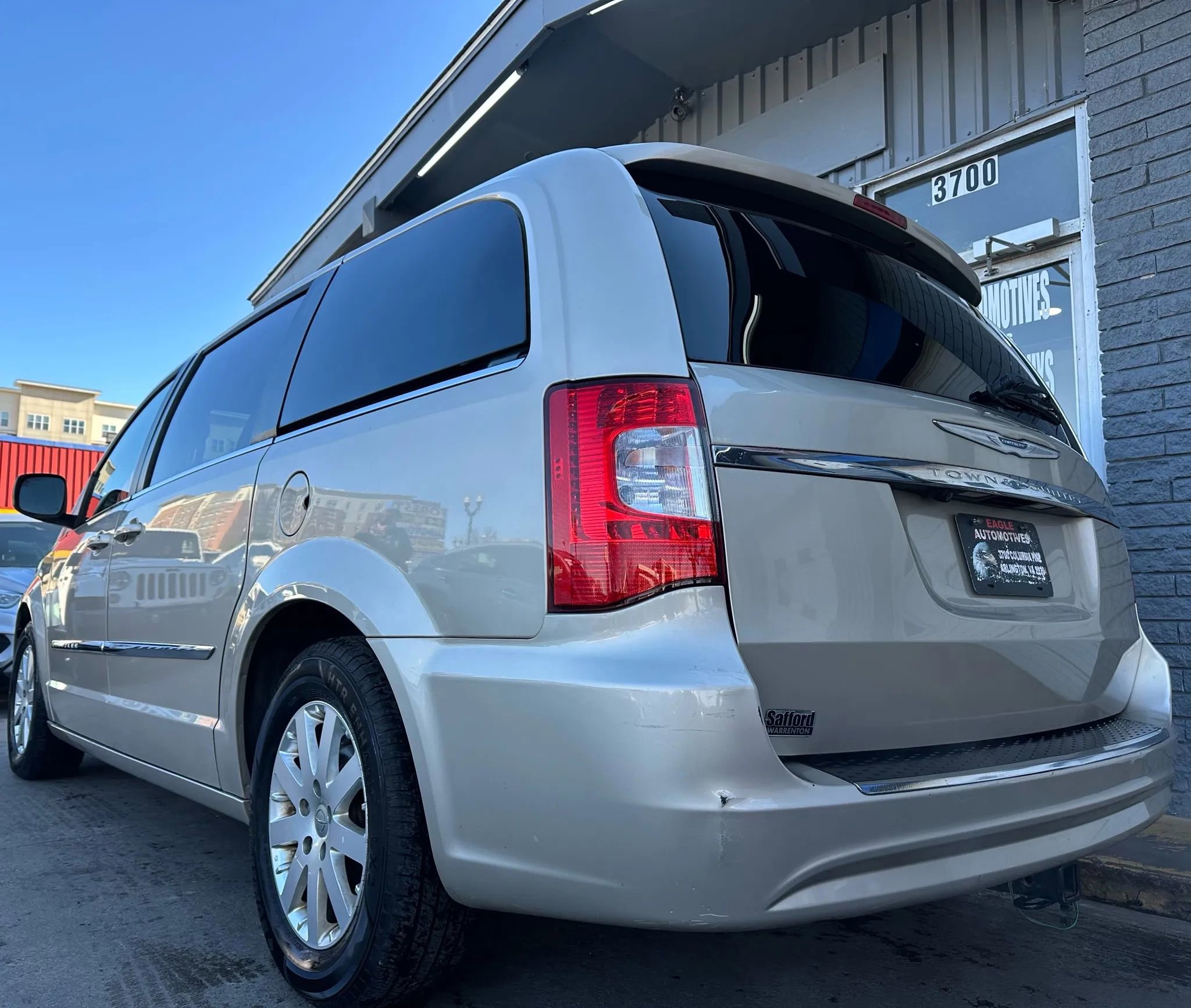Used 2016 Chrysler Town & Country Touring FWD image 5