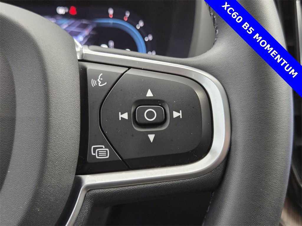 Used 2022 Volvo XC60 B5 Momentum image 39