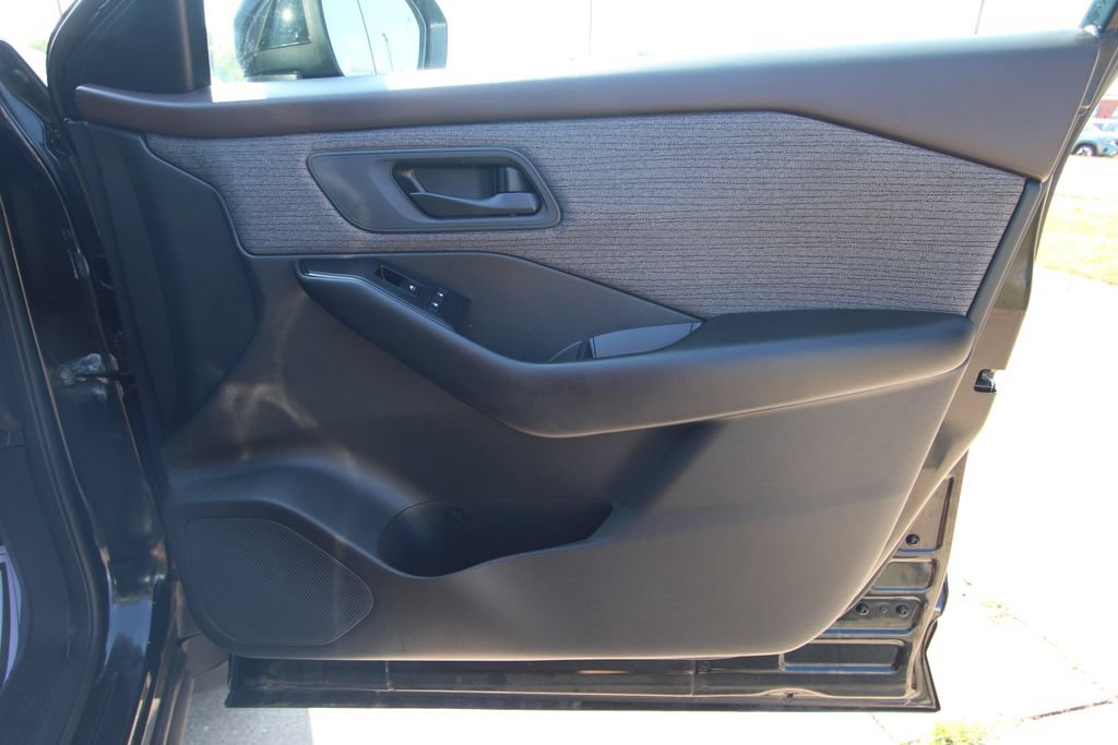 Used 2023 Nissan Rogue S AWD/4WD image 38