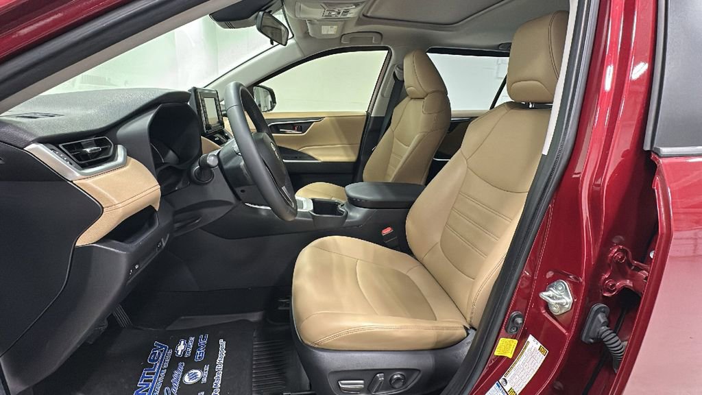 Used 2022 Toyota RAV4 XLE Premium image 10