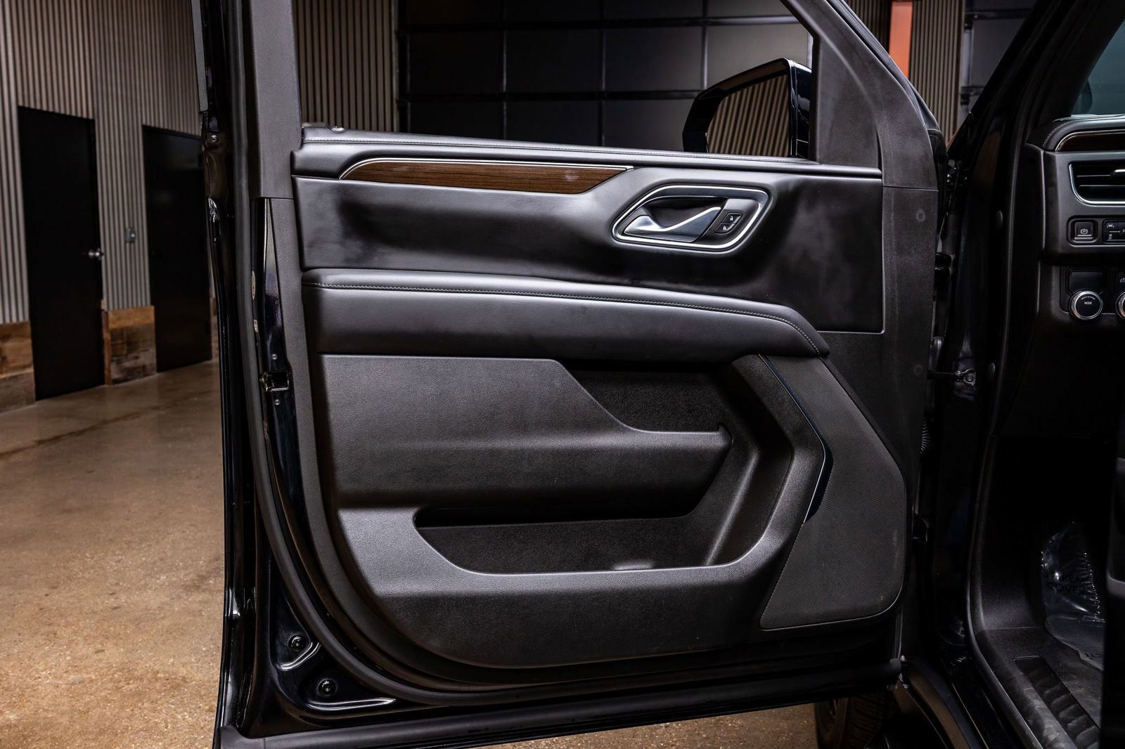 Used 2023 GMC Yukon SLE image 33