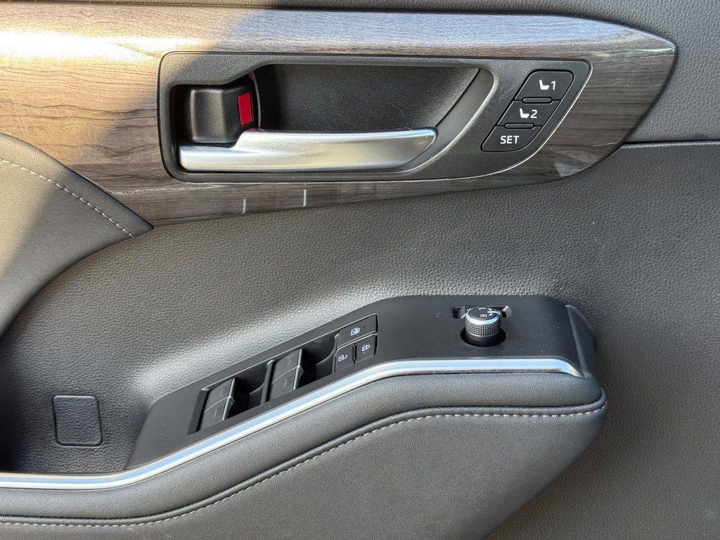Used 2023 Toyota Highlander Platinum image 30