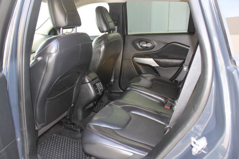 Used 2017 Jeep Cherokee Trailhawk AWD/4WD image 11