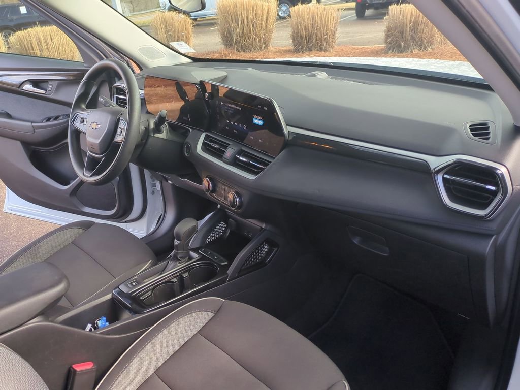 Used 2024 Chevrolet TrailBlazer LS image 30